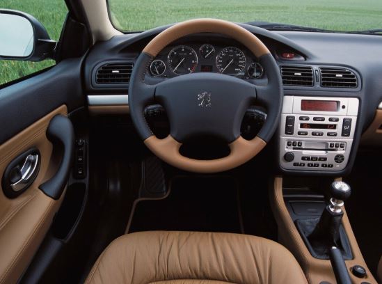 Poste de conduite et intérieur cuir d'une Peugeot 406 Coupé.