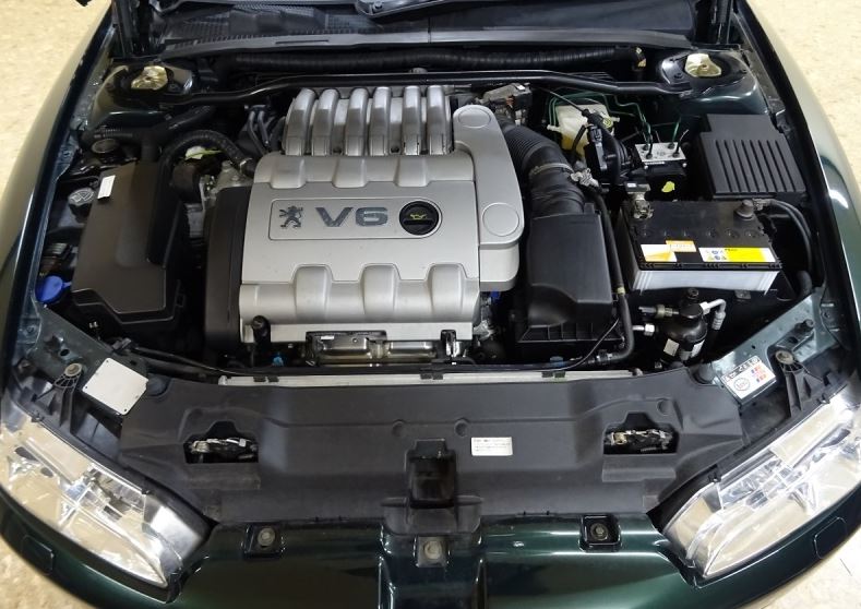 Moteur V6 3.0 essence d'une Peugeot 406 Coupé.