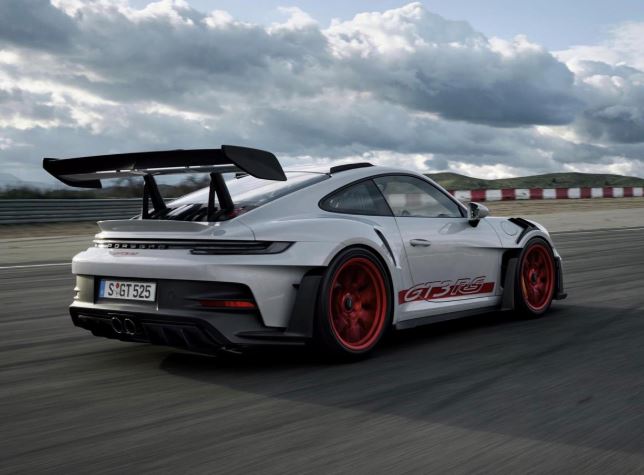 Porsche 911 GT3 RS type 992 sur circuit avec son imposant aileron arrière