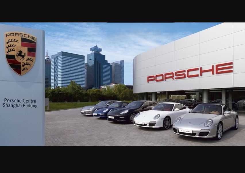 Concession Porsche à Shanghai illustrant la présence du constructeur allemand en Chine