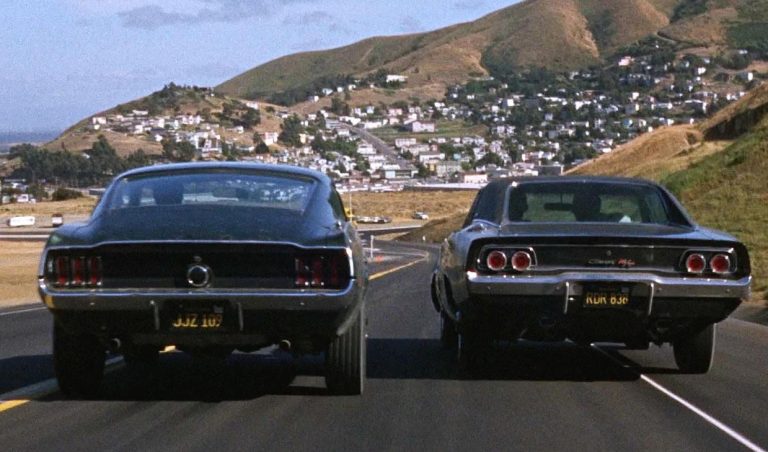 Ford Mustang et Dodge Charger pendant la poursuite de Bullitt