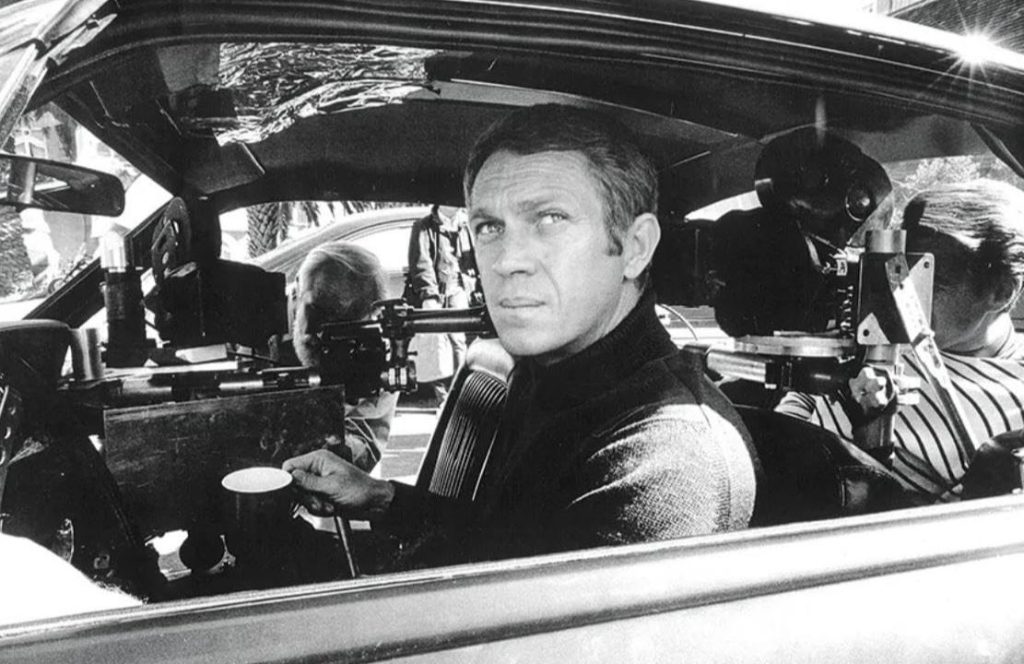 Steve McQueen dans la Ford Mustang lors du tournage de Bullitt