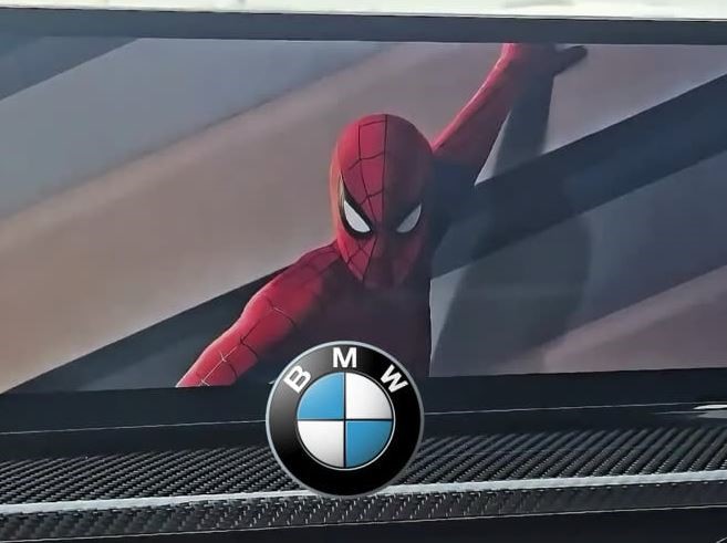 Publicité Spider-Man affichée sur l'écran d'une BMW, illustration de la publicité dans les voitures connectées.