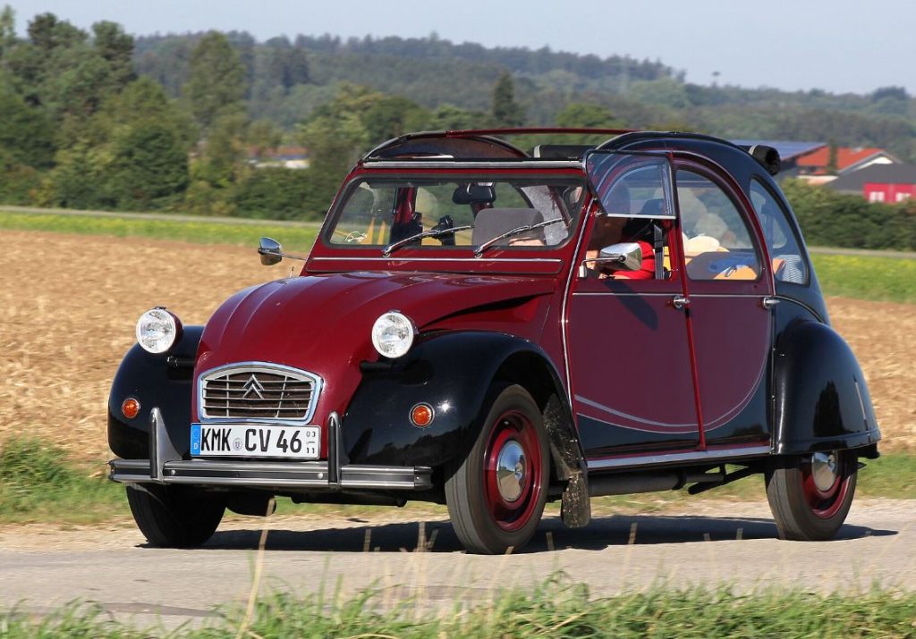 Citroën 2CV ancienne, une voiture non connectée sans publicité embarquée