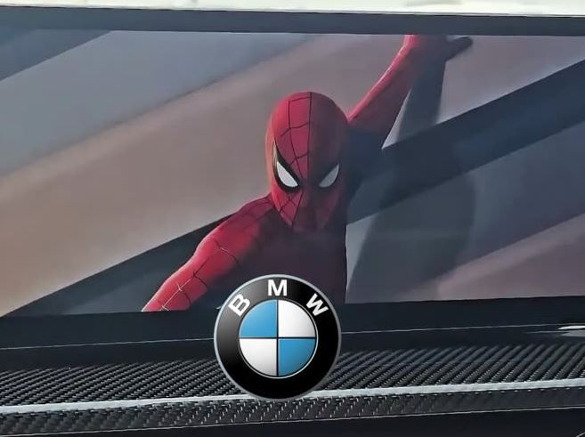 Publicité Spider-Man diffusée sur l'écran de bord d'une BMW connectée