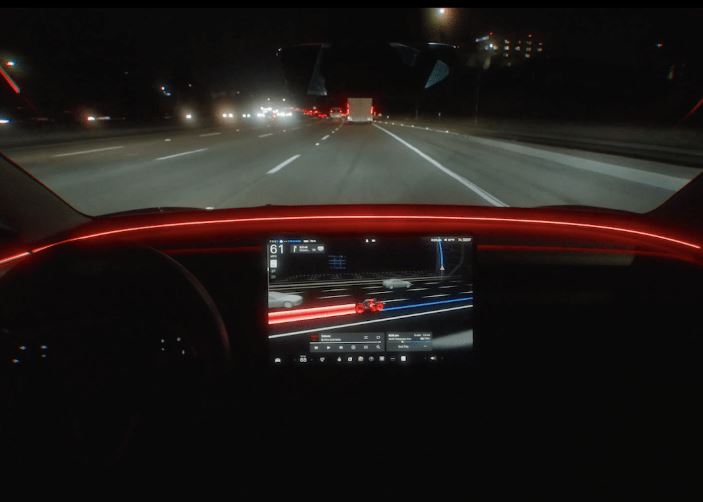 Écran de bord d'une Tesla avec l'animation promotionnelle Tron Ares affichée