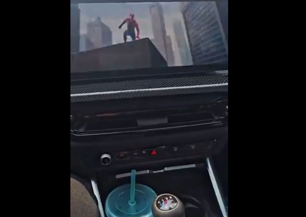 Animation Spider-Man affichée sur l'écran central d'une BMW connectée