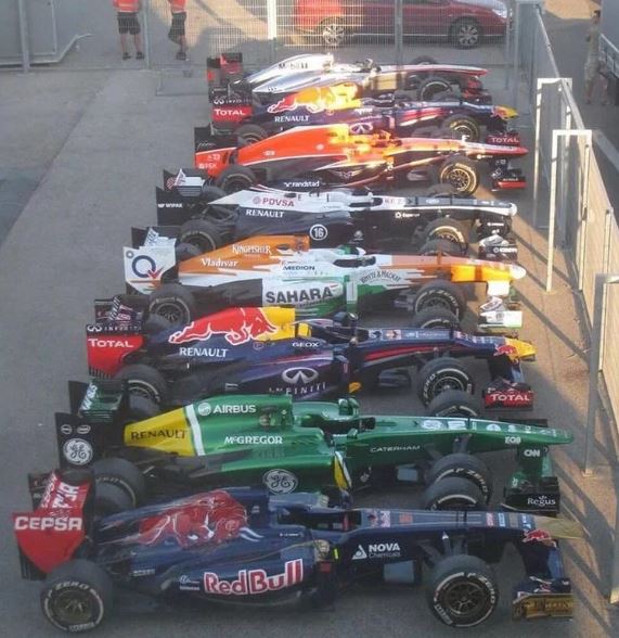 Monoplaces alignées en parc fermé avant une séance officielle de Formule 1