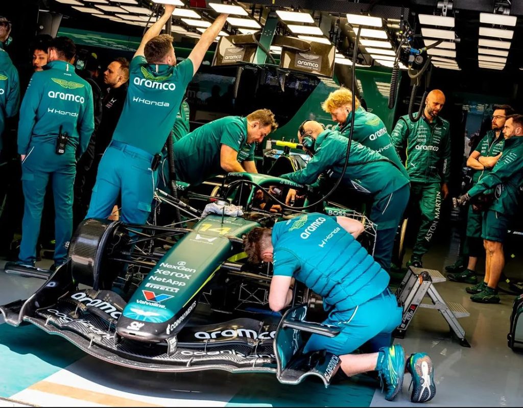 Mécaniciens Aston Martin travaillant sur une monoplace dans le cadre du parc fermé