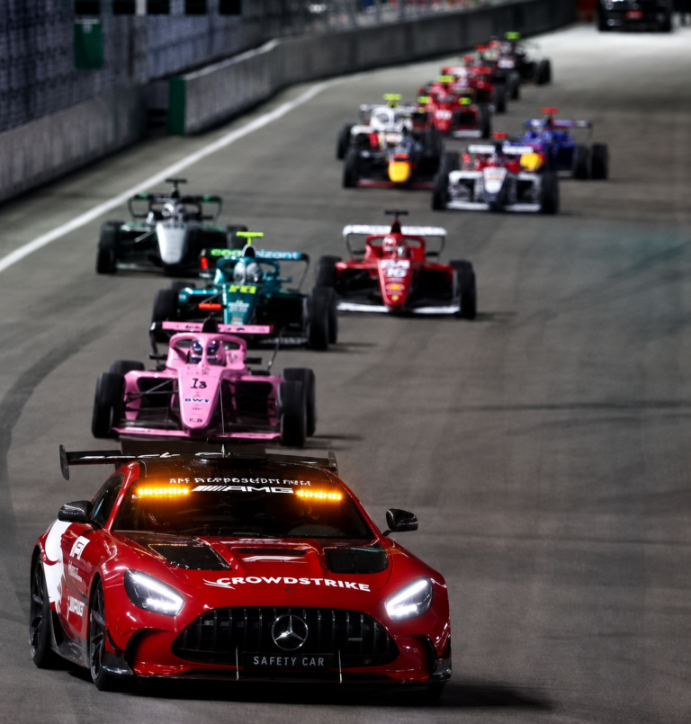 Safety Car en tête du peloton lors d'une neutralisation en Formule 1 moderne