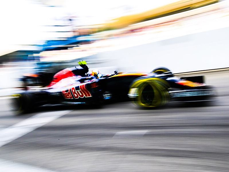 Monoplace Red Bull en pleine accélération lors d'un Grand Prix de Formule 1