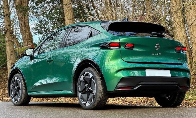 Renault Clio 6 verte vue de trois-quarts arrière