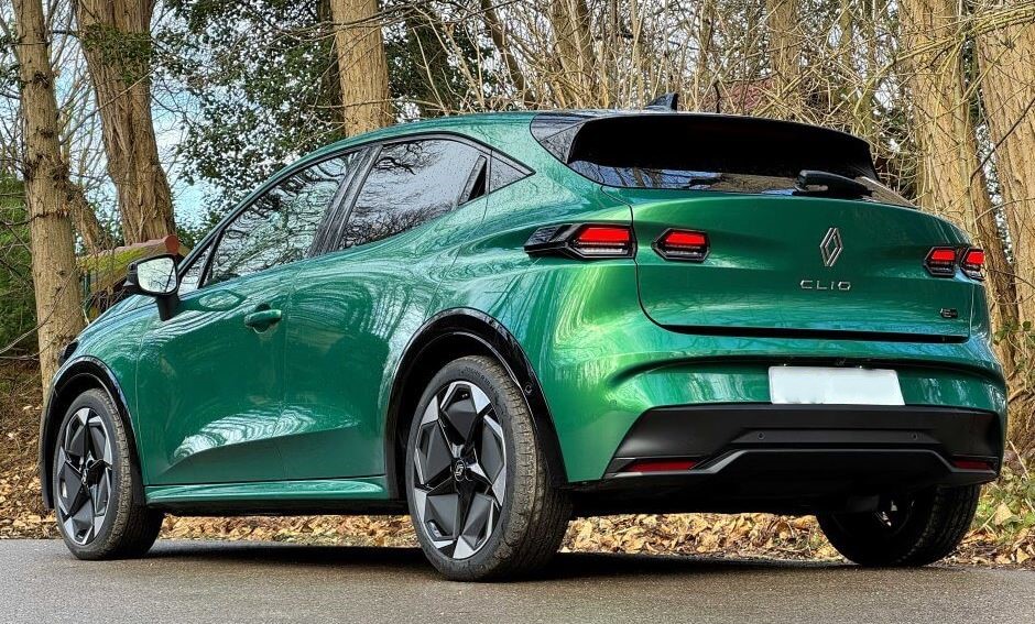Renault Clio 6 verte vue de trois-quarts arrière
