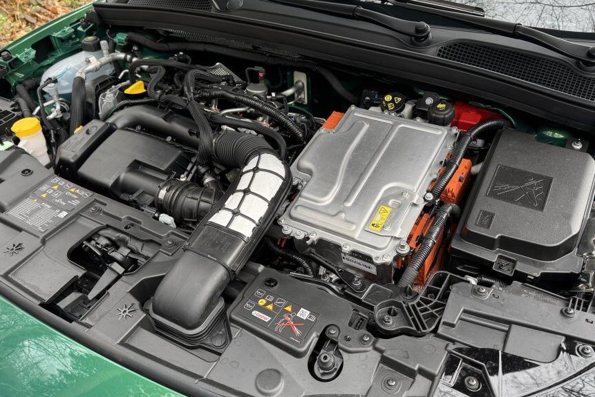 Compartiment moteur de la Renault Clio 6 E-Tech full hybrid 160