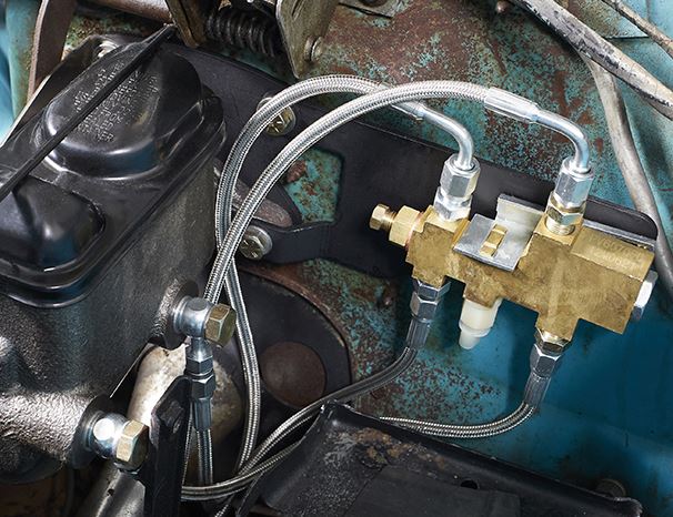 Répartiteur de freinage hydraulique installé dans le circuit de freinage d'une voiture