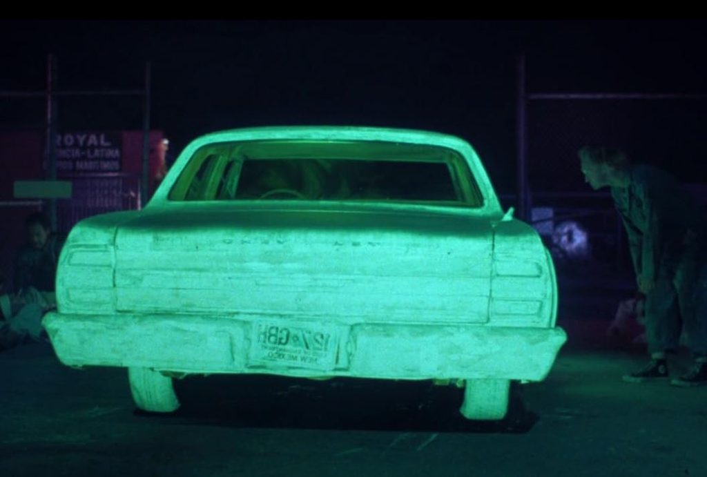Chevrolet Malibu de Repo Man illuminée en vert dans la scène finale