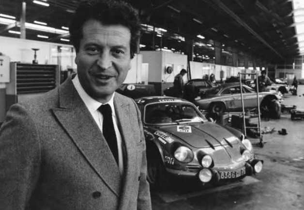 Jean Rédélé, fondateur d'Alpine, devant une Alpine A110 de compétition