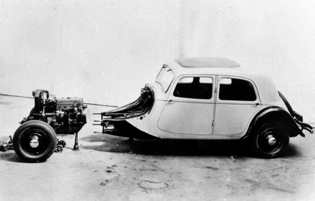 Prototype de la Citroën Traction Avant montrant sa structure monocoque en 1934