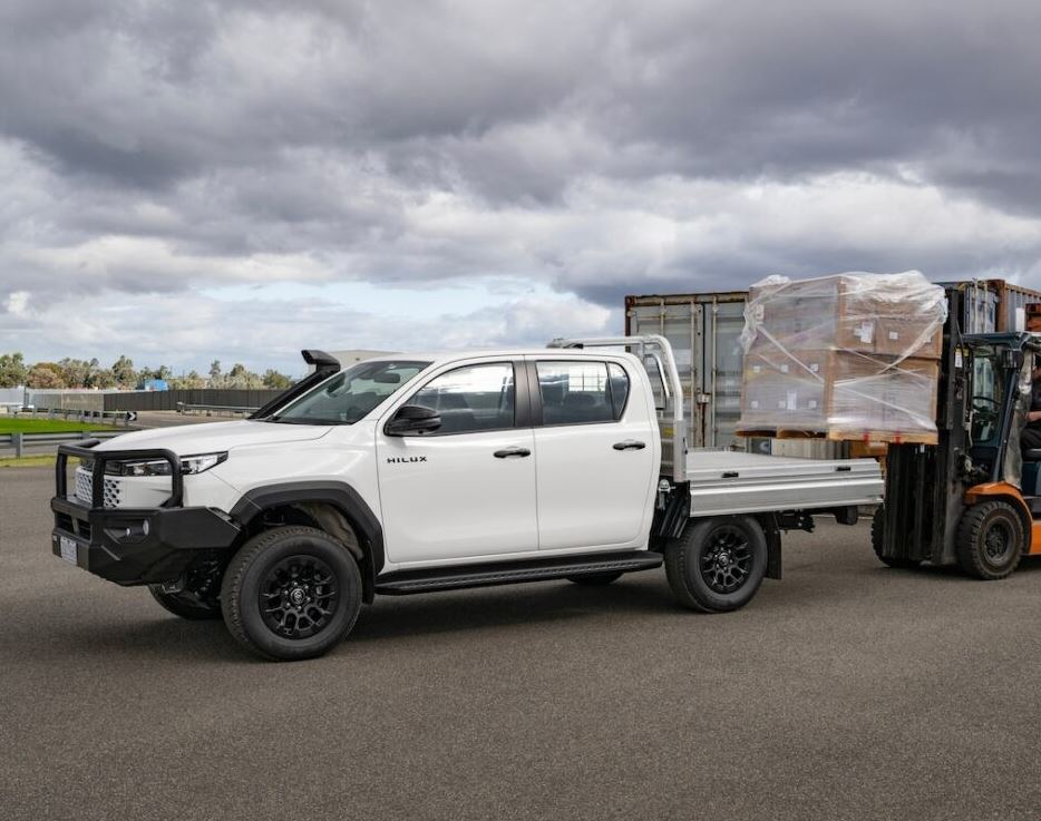 Toyota Hilux utilisé pour le transport de charges, symbole de robustesse et de fiabilité