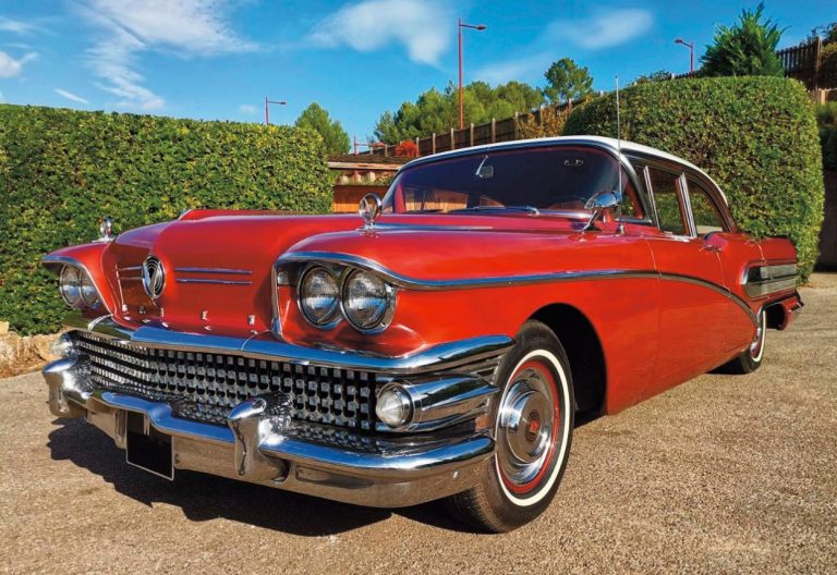 Buick Century 1958 rouge, symbole de la réputation des voitures américaines