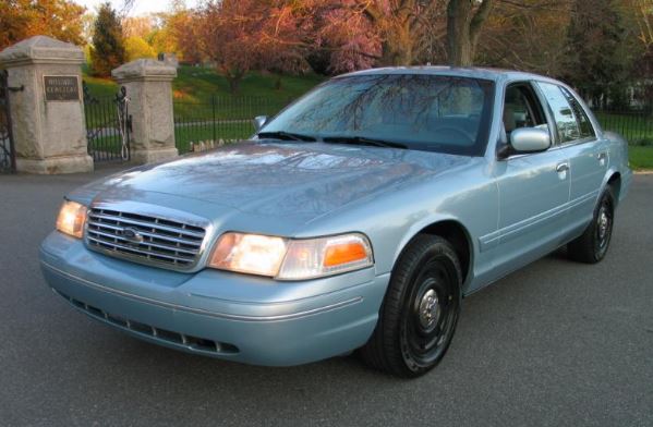 Ford Crown Victoria, grande berline américaine emblématique des années 1990