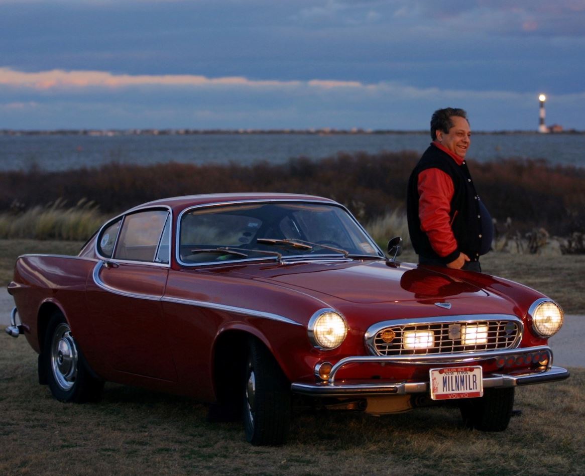 Irv Gordon aux côtés de sa Volvo P1800 devenue célèbre pour ses plus de 5 millions de kilomètres