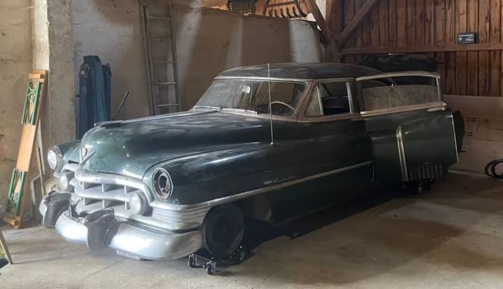 Cadillac de 1950 découverte sous la poussière dans un garage
