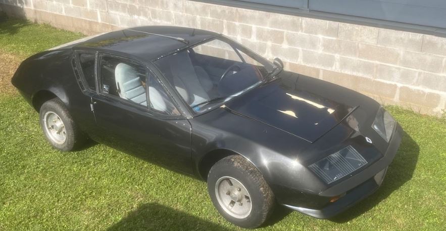 Alpine A310 V6 de 1978 retrouvée lors d'une sortie de grange avec carrosserie noire
