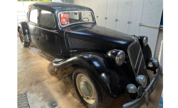 Citroën Traction Avant 15/6 de 1952 retrouvée après plusieurs années d'immobilisation