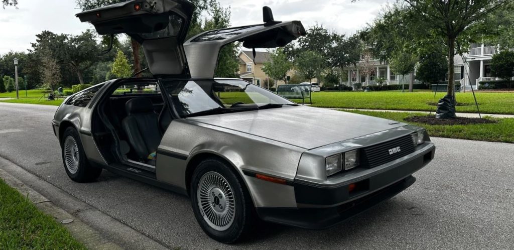 DeLorean DMC-12 de 1983 avec ses emblématiques portes papillon ouvertes