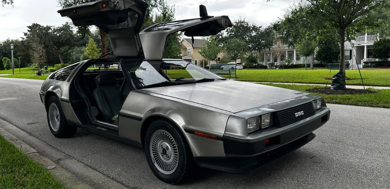 DeLorean DMC-12 de 1983 retrouvée en sortie de grange avec ses portes papillon ouvertes