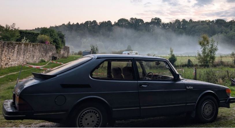 Saab 900 Turbo de 1983 retrouvée lors d'une sortie de grange