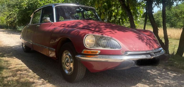 Citroën SM à carburateurs de 1971 découverte dans une collection automobile