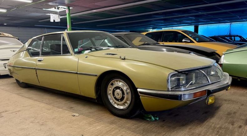 Citroën SM à carburateurs de 1971 retrouvée lors d'une sortie de grange