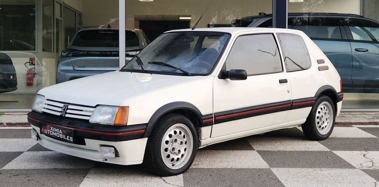 Peugeot 205 GTI 1.6 de 1986 retrouvée en bon état lors d'une sortie de grange