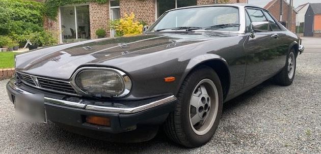 Jaguar XJS V12 1984 grise dont la peinture a été refaite