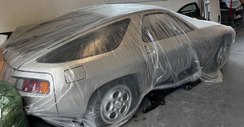 Porsche 928 1981 stockée sous protection avant sa remise en état