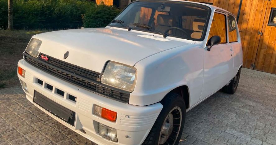 Renault 5 Alpine Turbo de 1986 blanche, sortie de grange