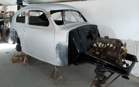 Volvo PV444 1957 démontée avec moteur apparent en cours de restauration