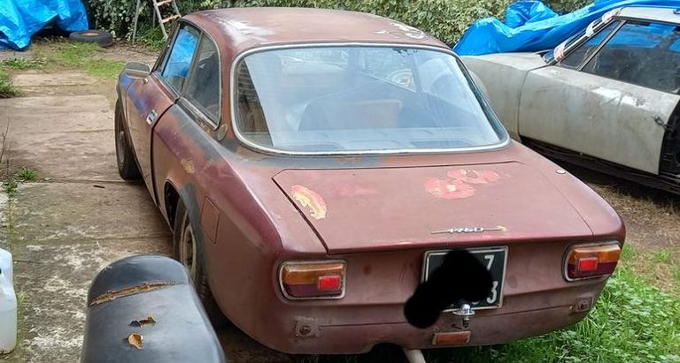 Alfa Romeo 1750 Bertone de 1972 retrouvée en sortie de grange
