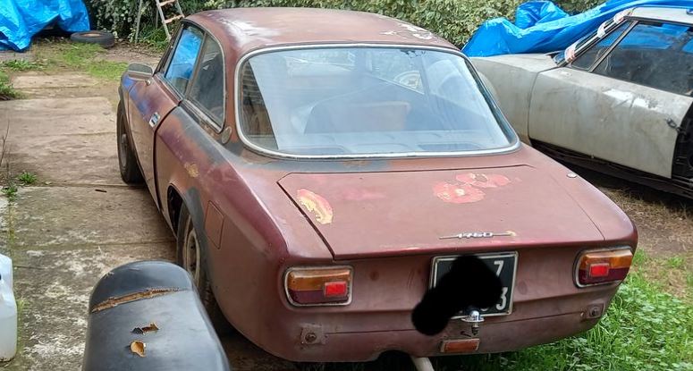 Alfa Romeo 1750 Bertone de 1972 retrouvée en sortie de grange