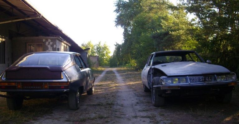 Deux Citroën SM à carburateurs de 1972 retrouvées lors d’une sortie de grange
