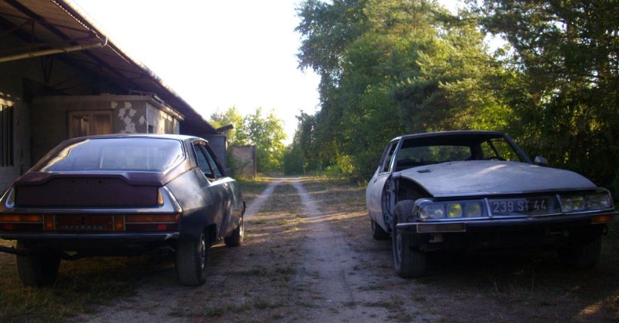 Deux Citroën SM à carburateurs de 1972 retrouvées lors d’une sortie de grange