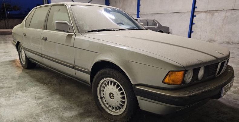 BMW 735 iL E32 de 1988 retrouvée en sortie de grange