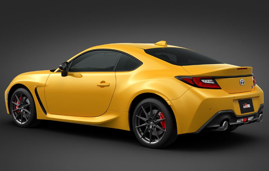 Toyota GR86 vue arrière trois quarts mettant en valeur son design sportif