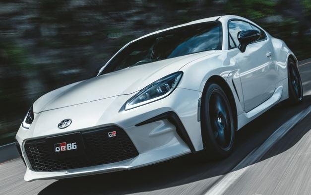 Toyota GR86 vue avant trois quarts avec sa face avant caractéristique