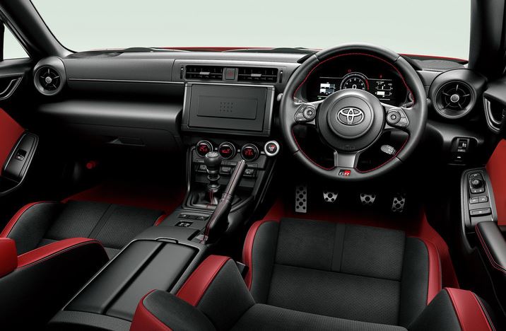 Habitacle de la Toyota GR86 avec boîte manuelle orientée vers le conducteur