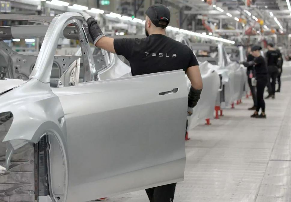 Chaîne de production Tesla avec assemblage de carrosseries dans une usine