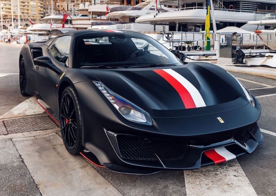 Ferrari 488 Pista noire de Charles Leclerc avec bande rouge et blanche à Monaco