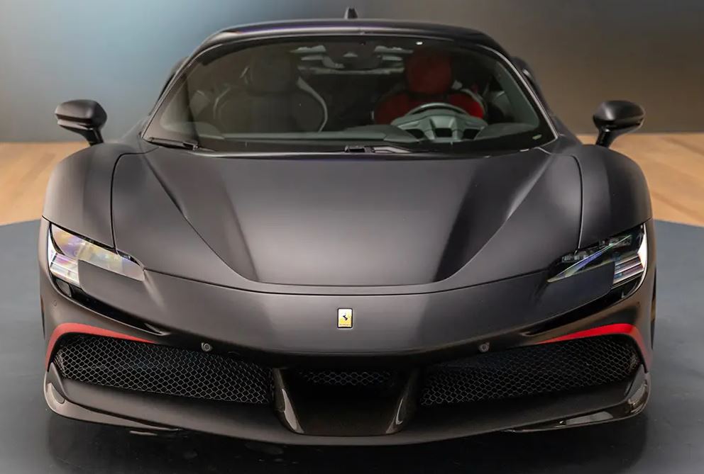 Ferrari SF90 de Charles Leclerc en configuration sombre avec détails rouges
